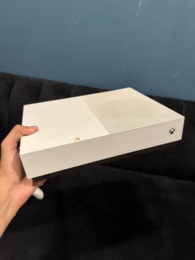 XBOX ONE S 1tb with 2 controllers and few games installed