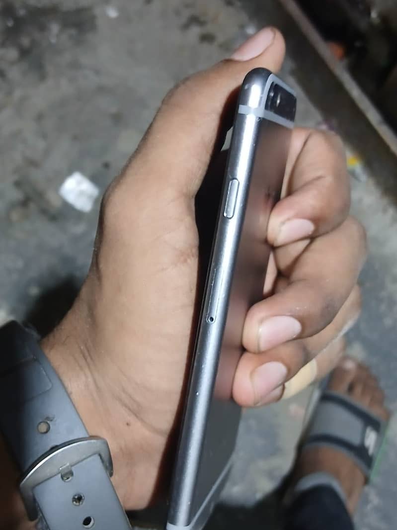 Apple iPhone 6S 4