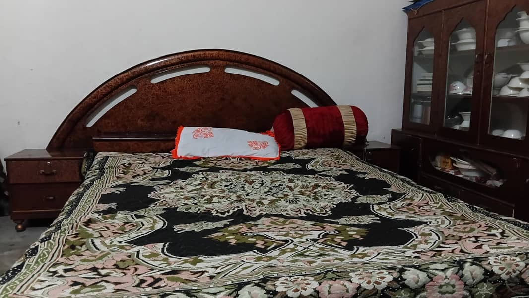 Bed set,dressing table and showcase 0