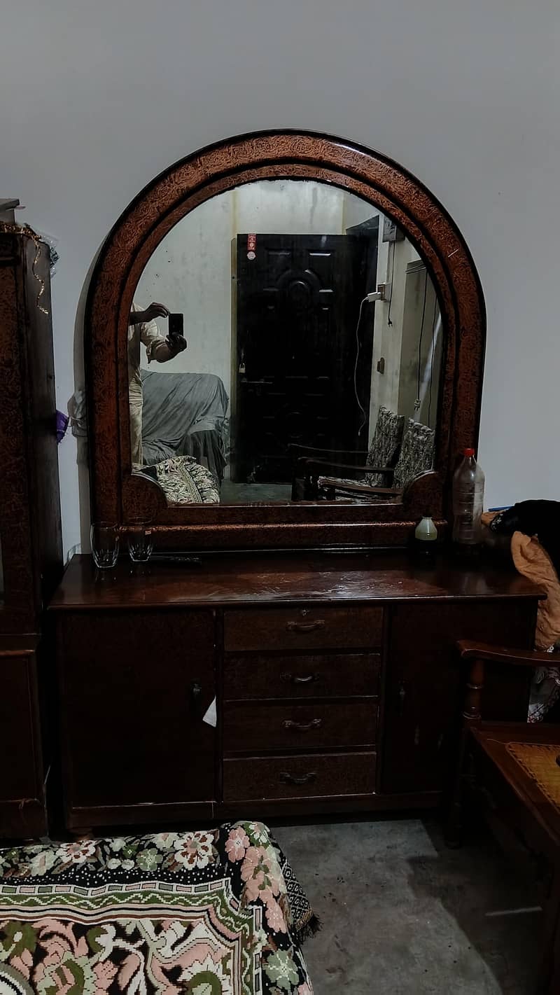 Bed set,dressing table and showcase 3