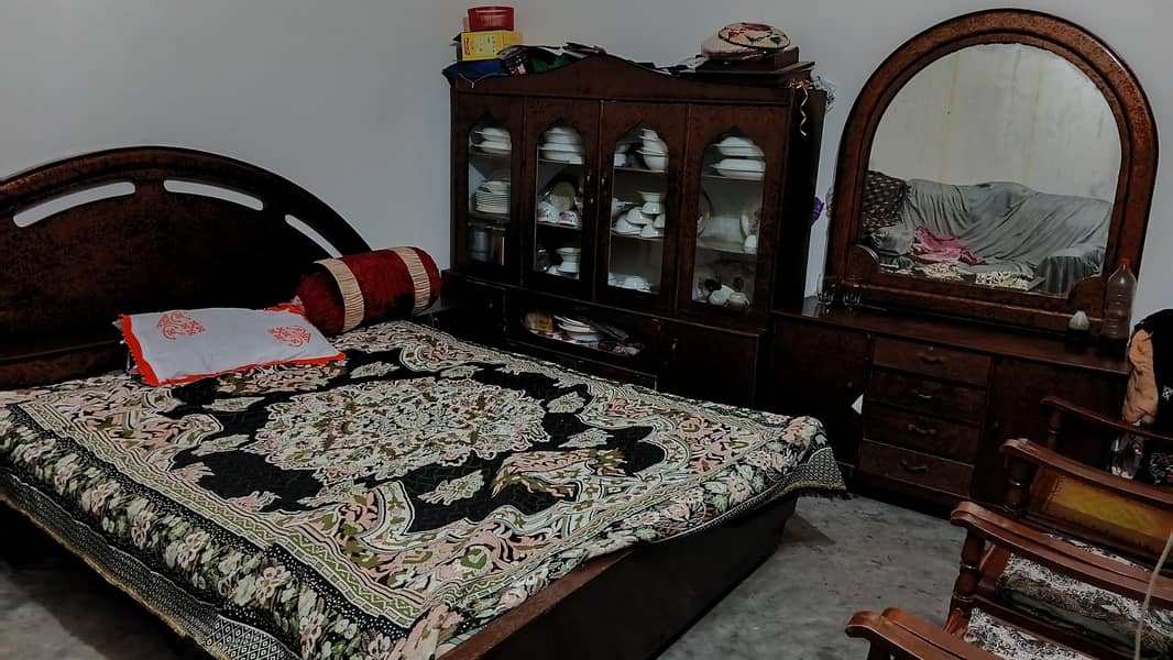 Bed set,dressing table and showcase 5