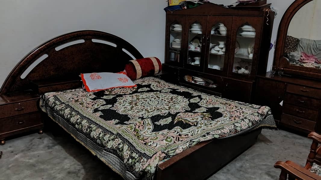 Bed set,dressing table and showcase 7