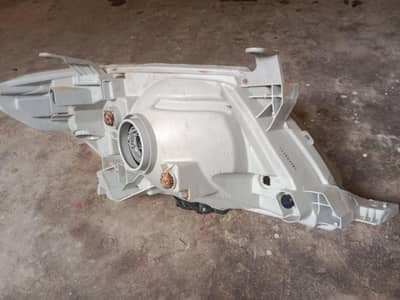 Toyota vigo headlights only left side