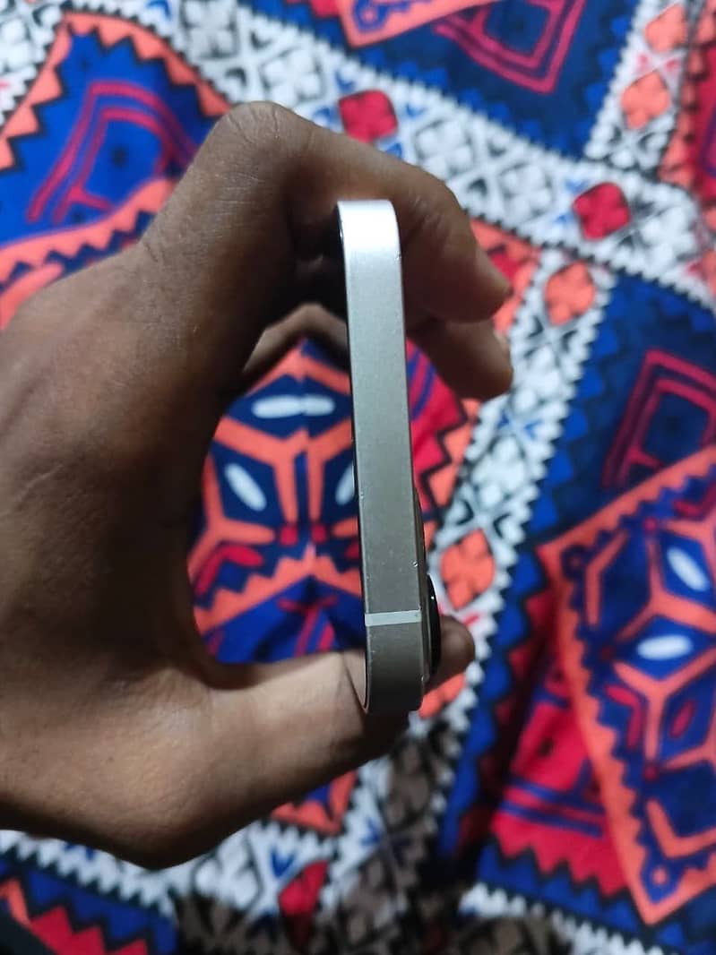 Apple iPhone 13 8