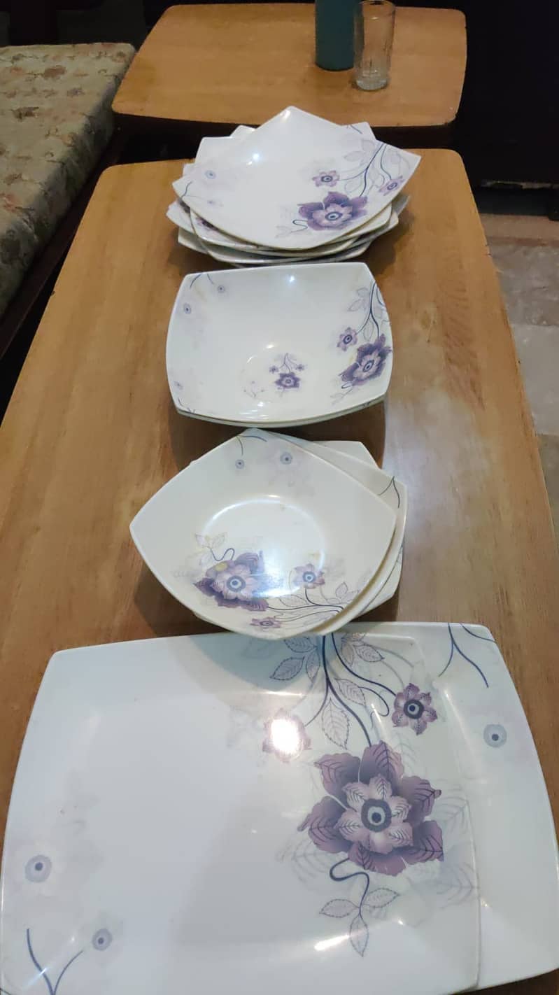 Plastic dinner set 0