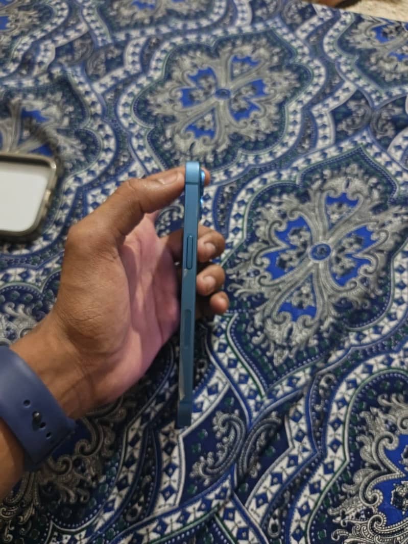 Apple iPhone 13 5