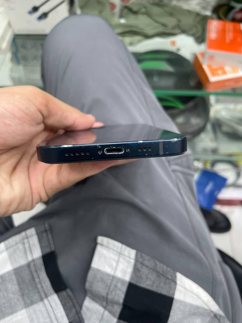 Apple iPhone 12 4