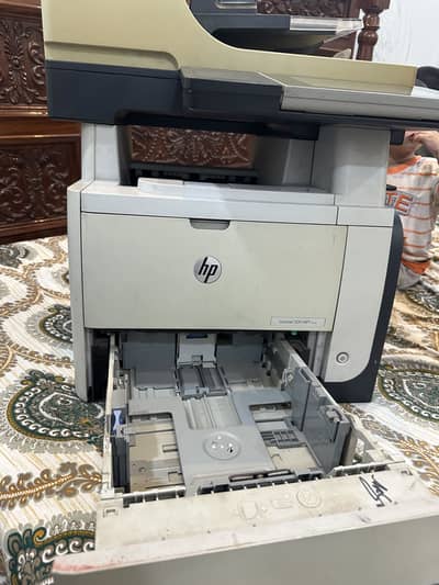 HP laserJet MFP m525