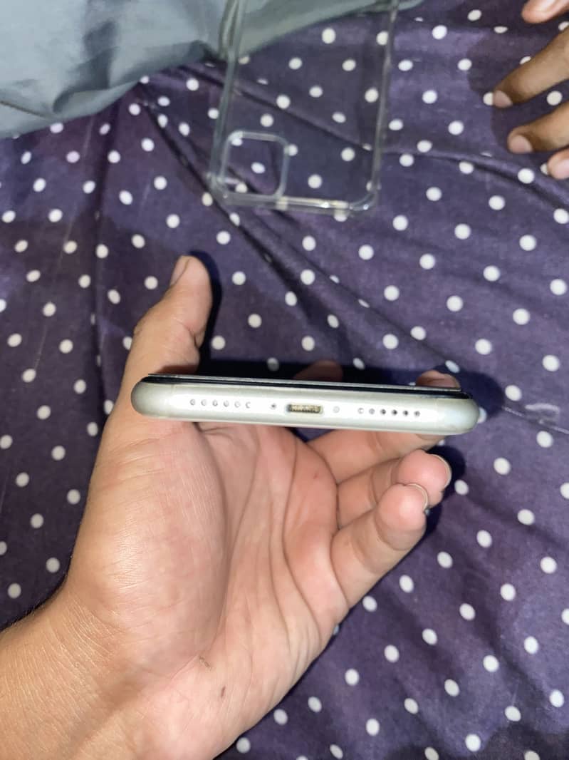 Apple iPhone 11 3