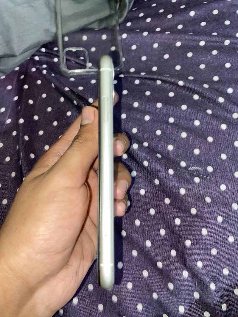 Apple iPhone 11 4