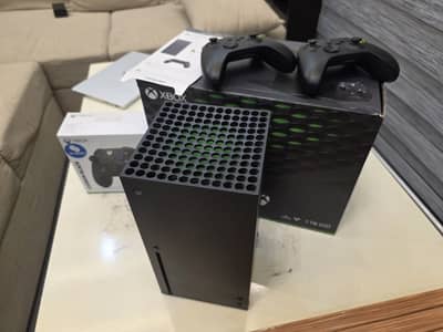 XBox Series X 1 TB 2 Controllers