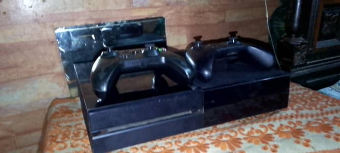 Xbox one500gb 10 10 condition 2 controllers pre install games  GTA v