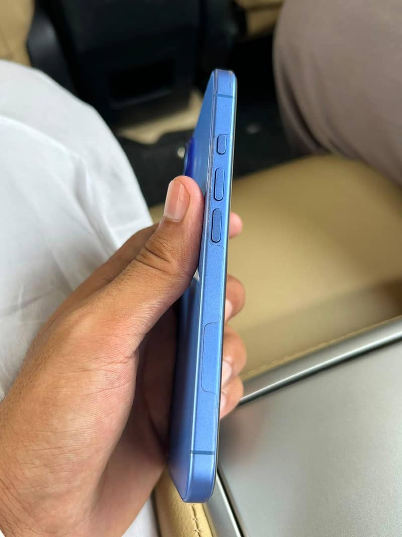 Apple iPhone 16 3