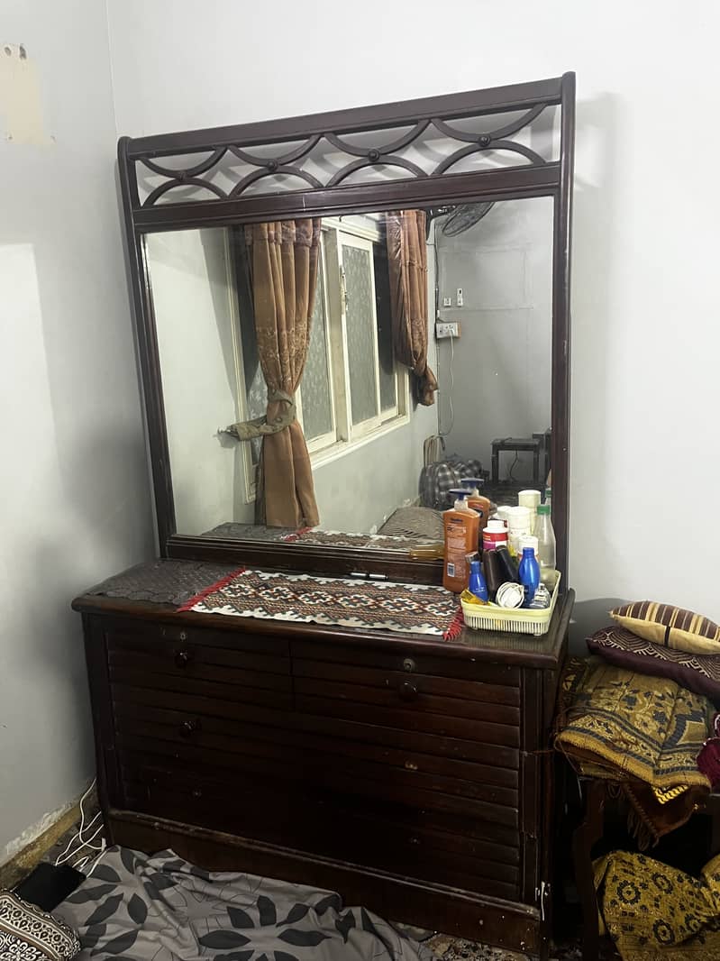 Wodden dressing table 0
