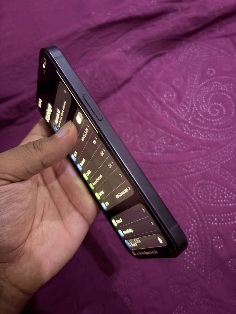 Apple iPhone 16e 3