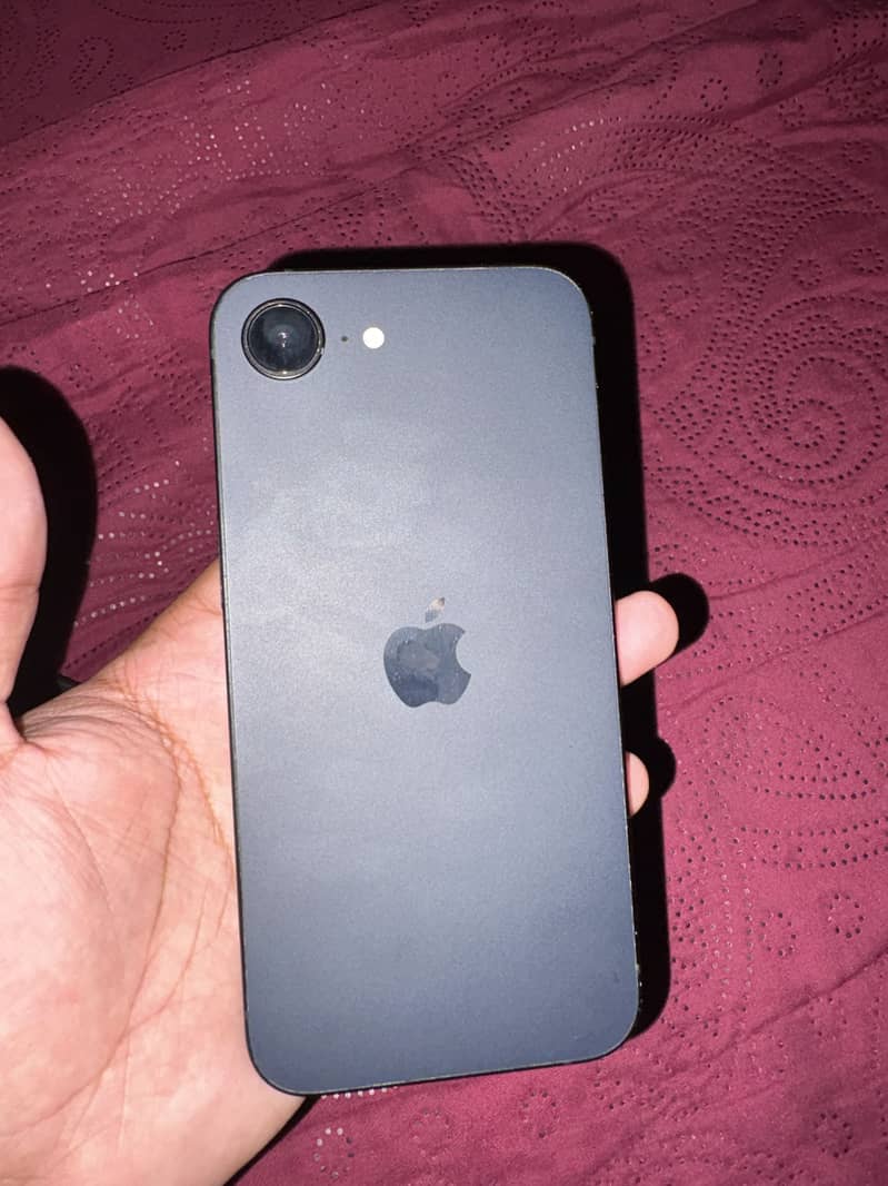 Apple iPhone 16e 4