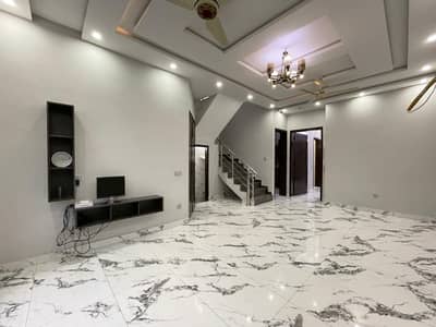 10 Marla Modern House For Rent