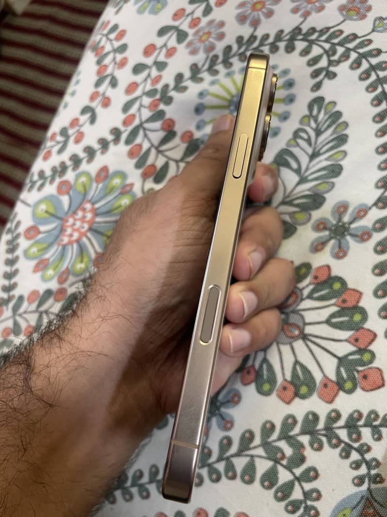 Apple iPhone 16 Pro Max 4