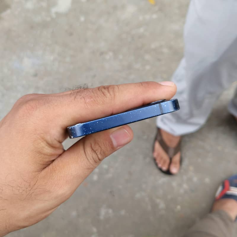 Apple iPhone 12 4