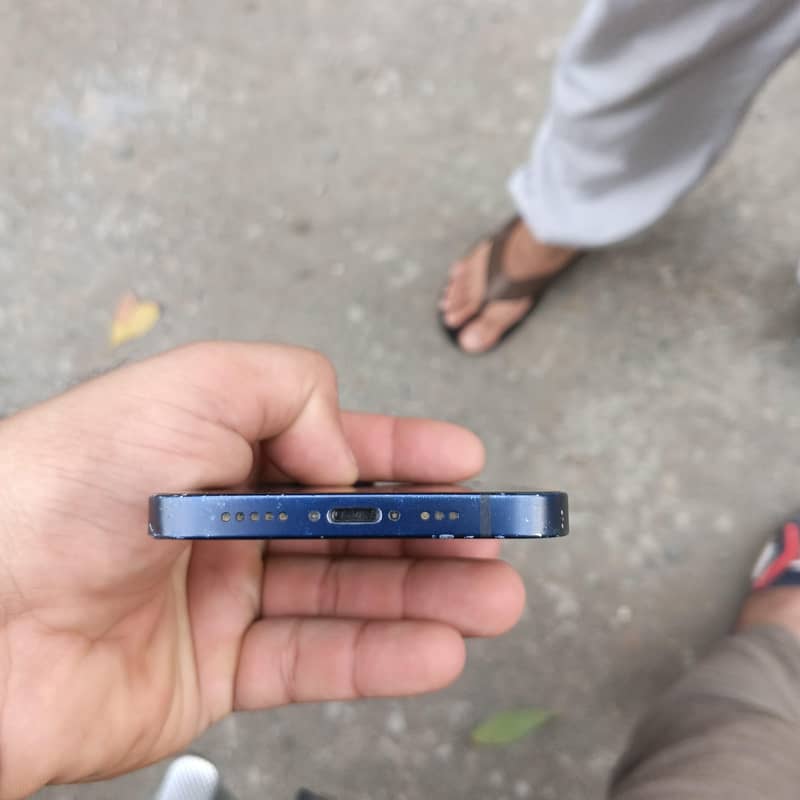 Apple iPhone 12 6