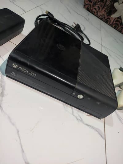 xbox 360 Slim E. 2 rechargeable Controllers. Cable. wires. Cells