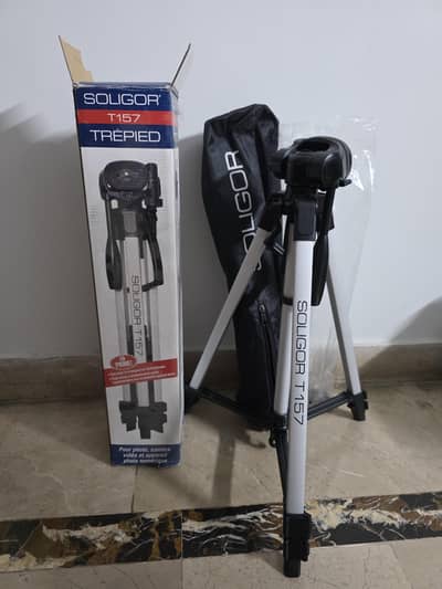 DSLR Camera & Video Tripod Stand [Soligor T157 Lightweight (Like New)]
