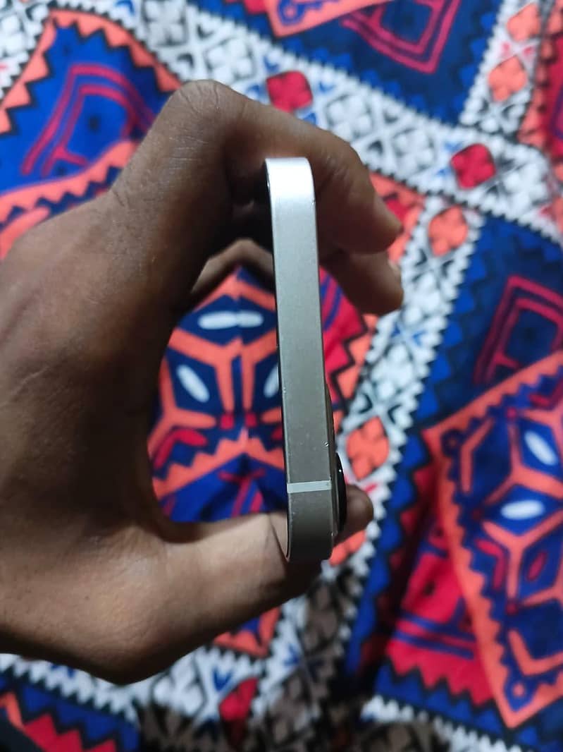 Apple iPhone 13 6
