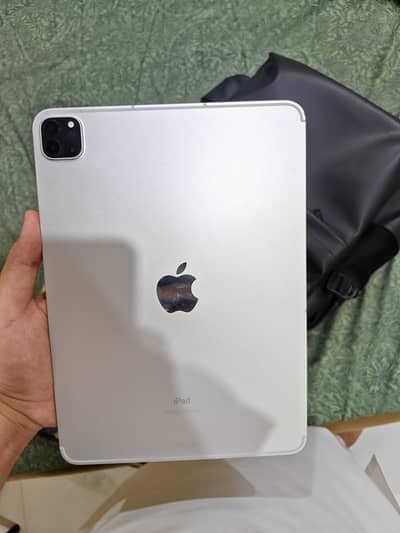 Apple Ipad pro M1.128GB. Minor screen crack