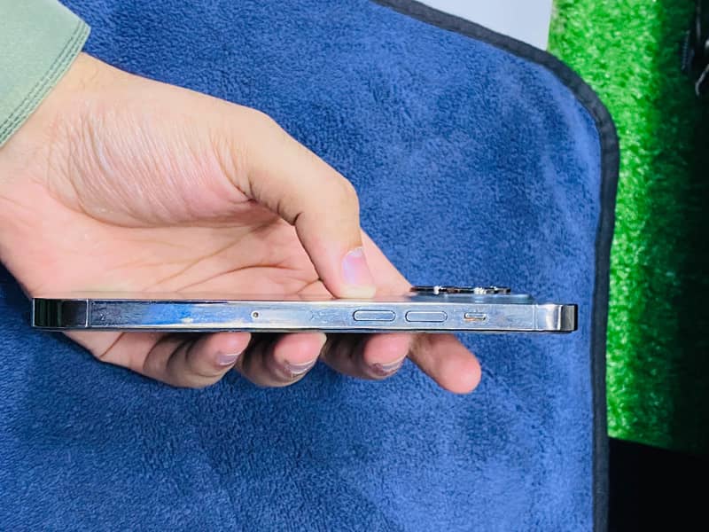 Apple iPhone 13 pro 4