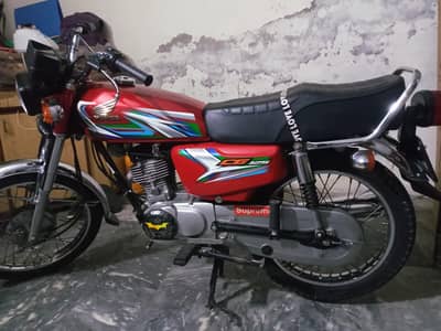 Bike bilkul saaf or one hand use hai Kisi bhi kisam Ka koi kaam Nahi h