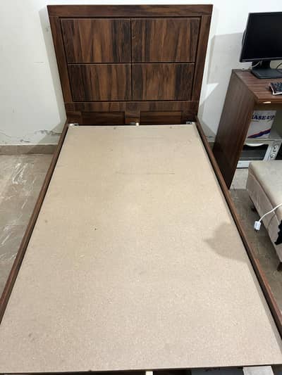 Single bed - Premium wooden bed - solid and stylish - 10/10 condition