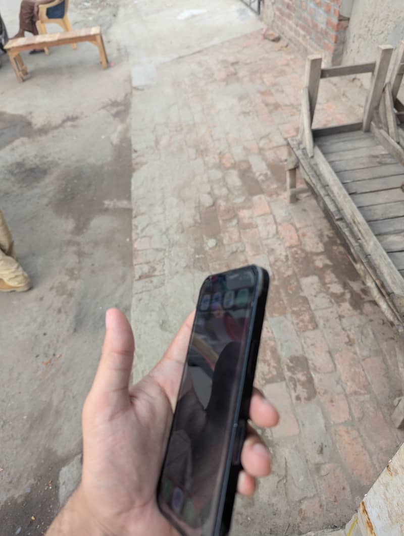 Apple iPhone 13 8