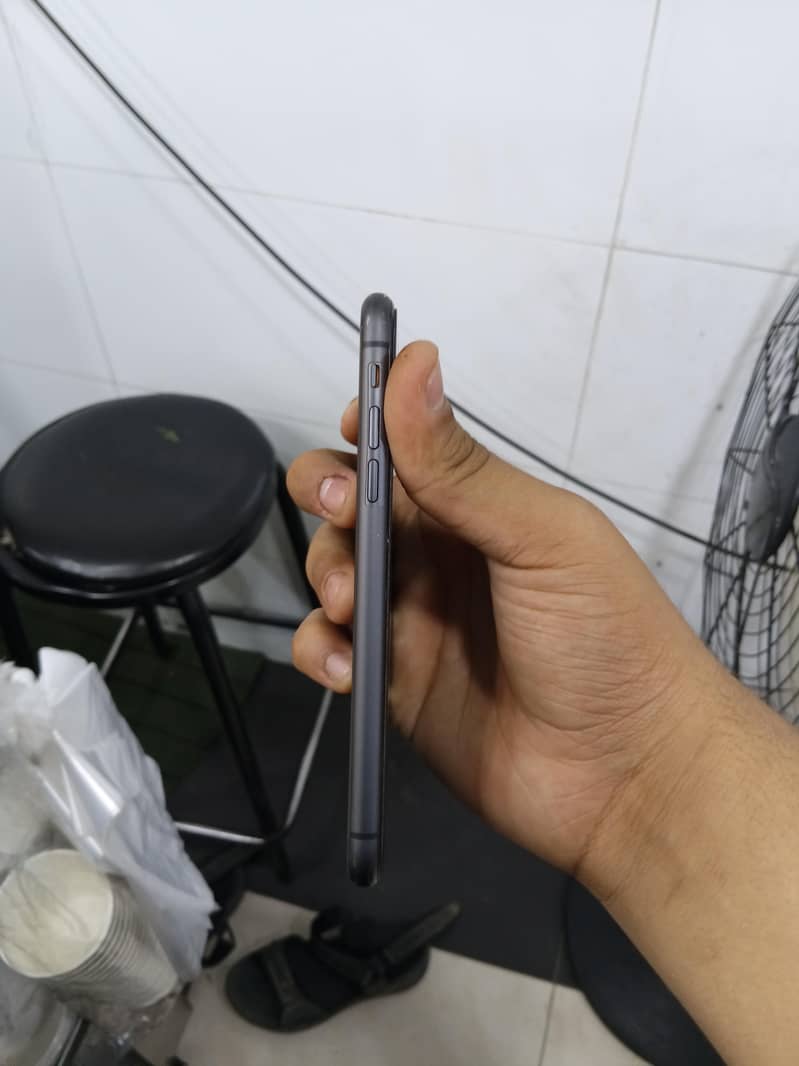 Apple iPhone 11 3