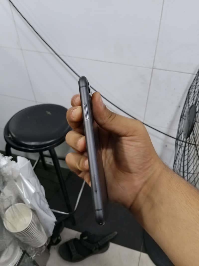 Apple iPhone 11 4