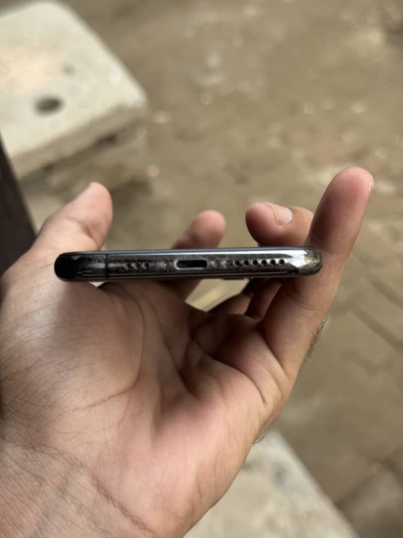 Apple iPhone XS 4