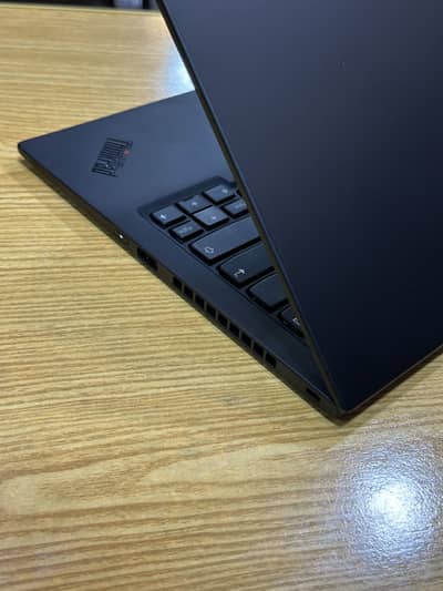 Lenovo ThinkPad X1 Carbon – Core i7 Processor Premium Business Laptop