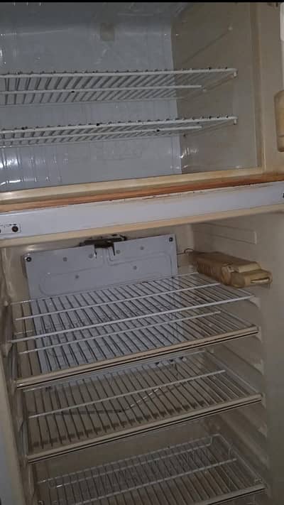 Refrigerator dawlance