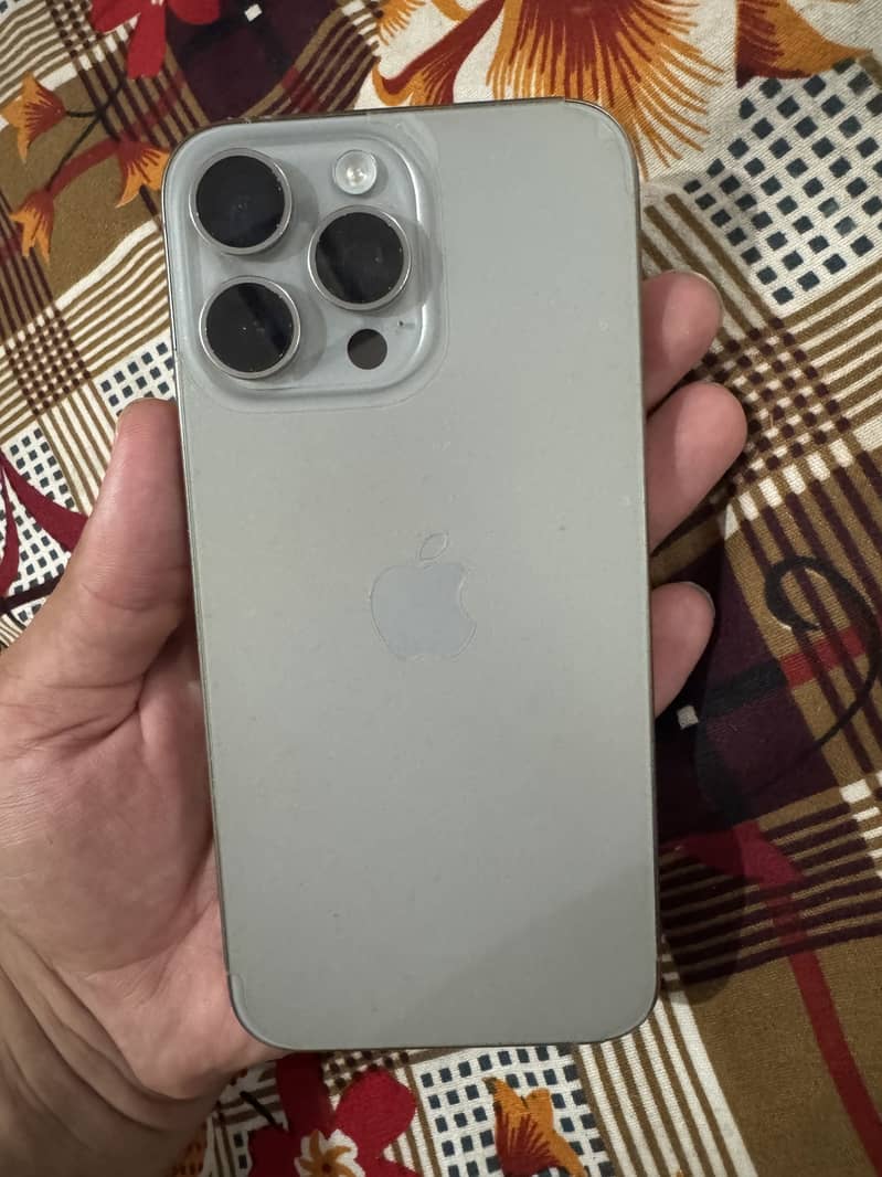 Apple iPhone 15 Pro Max 4