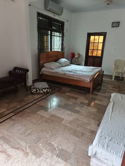 Flat Rent 2 Bed Lounch 3rd Floor Lift Parking N o Loaddsadding