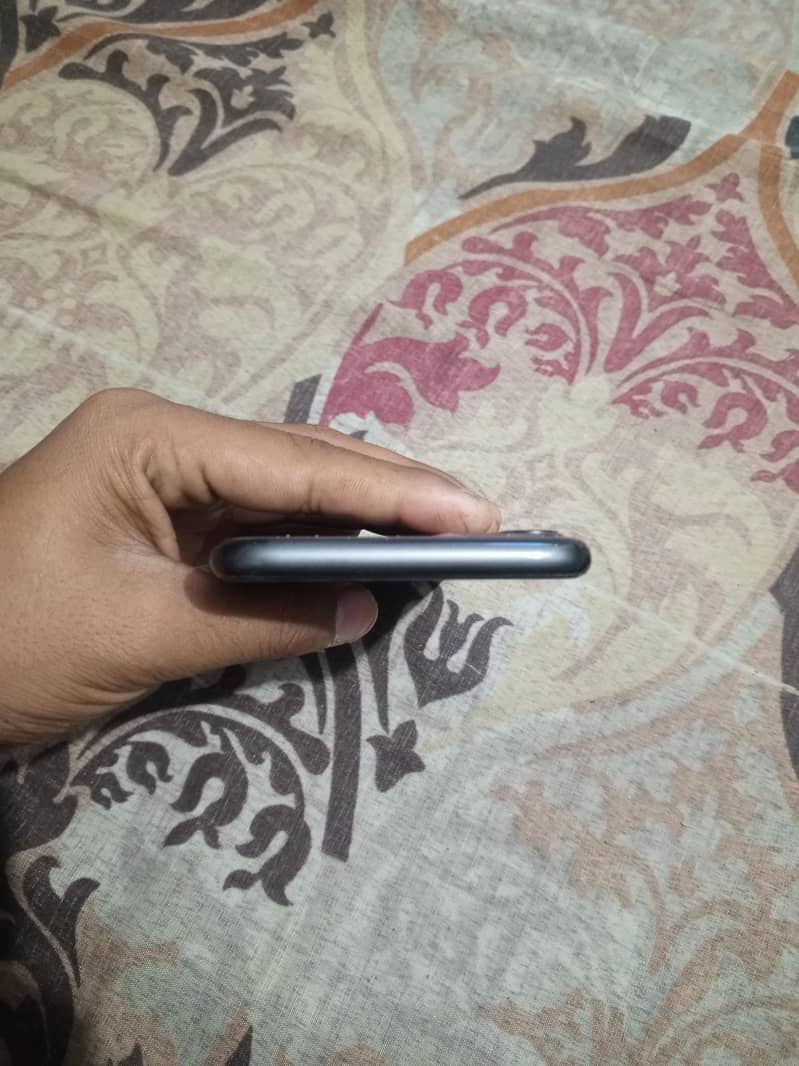 Apple iPhone 11 3