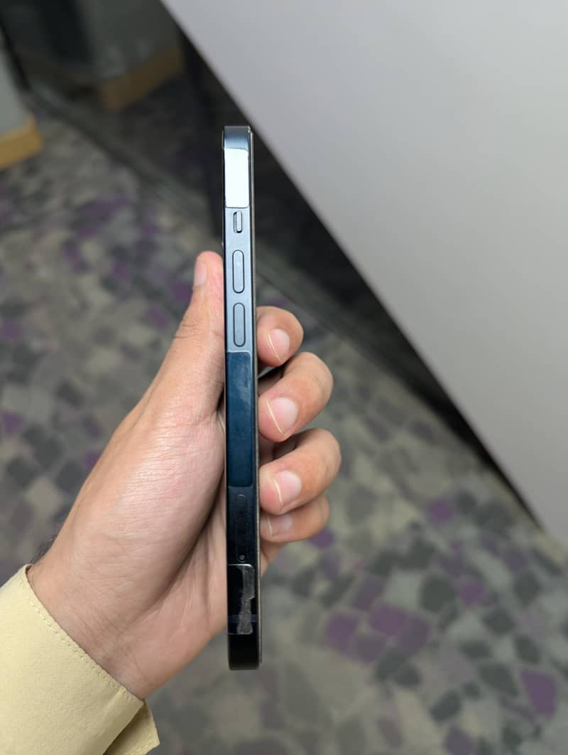 Apple iPhone 13 5
