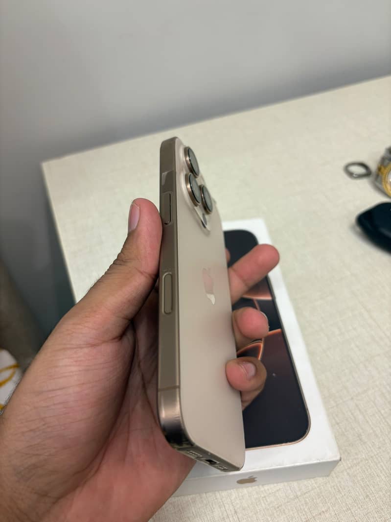 Apple iPhone 16 Pro 3
