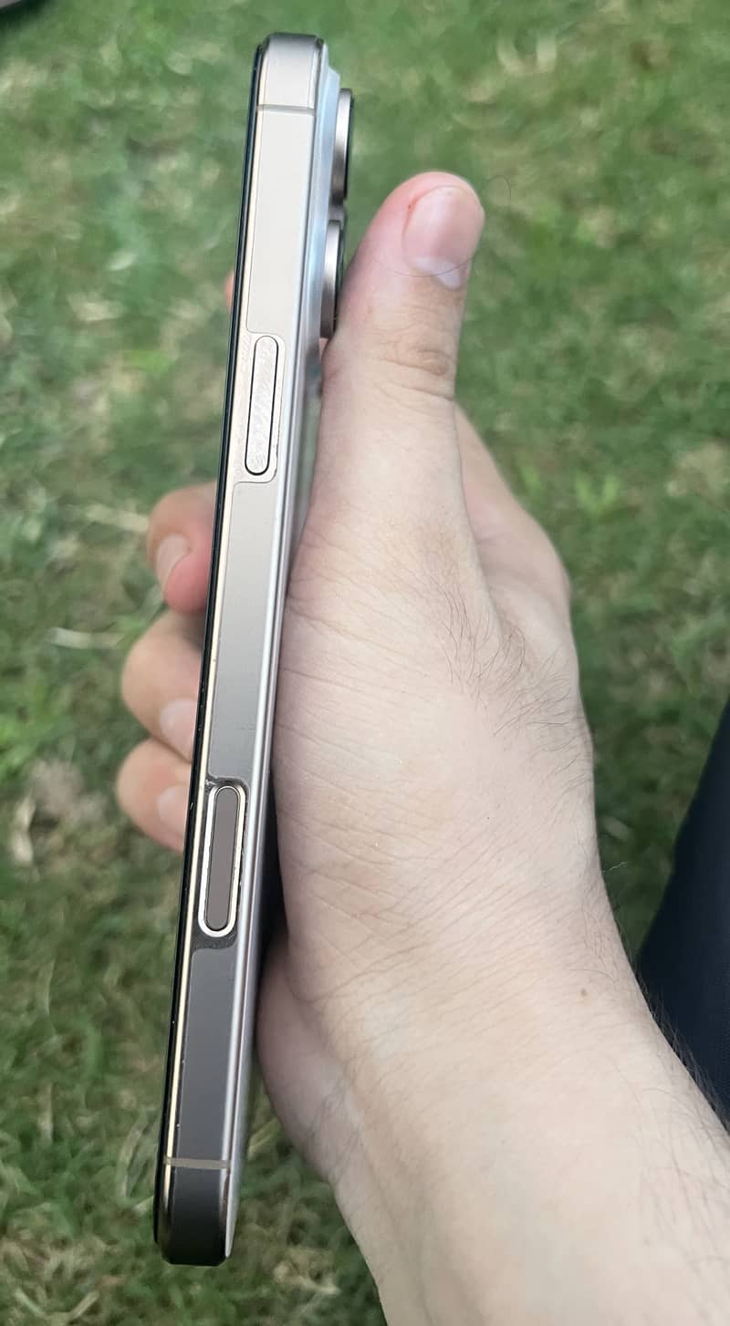 Apple iPhone 16 Pro Max 1