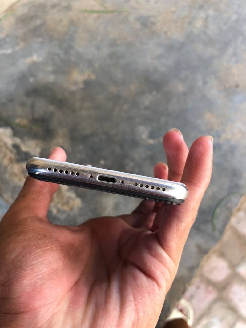 Apple iPhone X 4