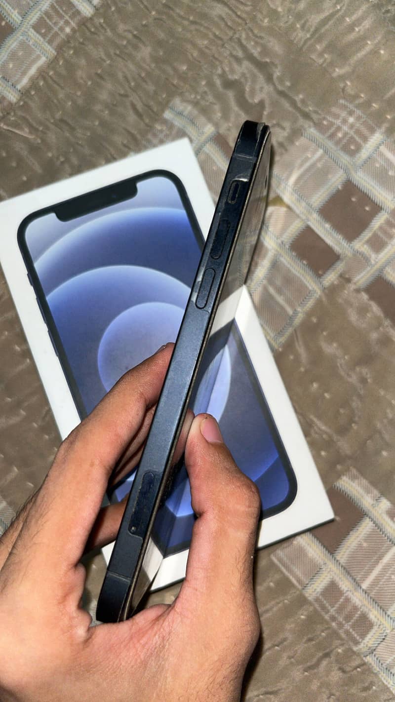 Apple iPhone 12 4