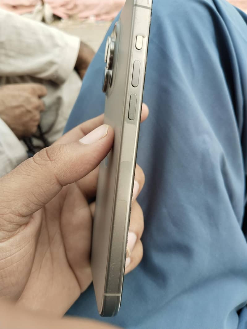 Apple iPhone 15 Pro Max 4