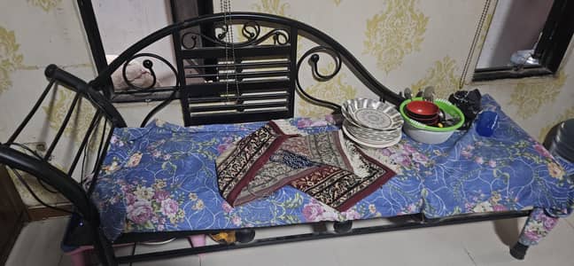 SETI SOFA GOOD CONDITION AND DRAEING ROOM CENTER TABLE