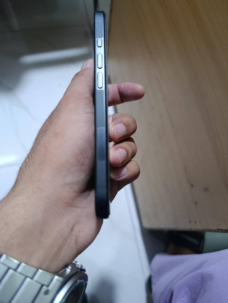 Apple iPhone 16 2