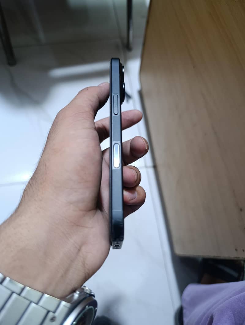 Apple iPhone 16 3