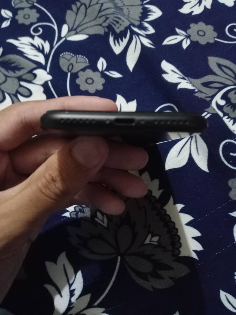 Apple iPhone 7 4